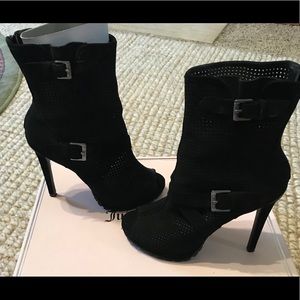 Pre-Owned Juicy Couture Peek-a-Boo Booties